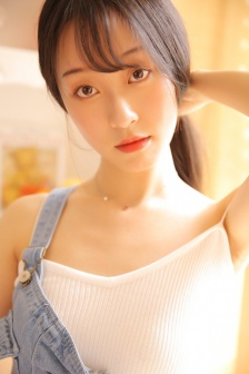 男友抓住我的奶下身挺进来小说